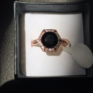 Fragrant Jewels ring NWT sz 6 gold tone and black